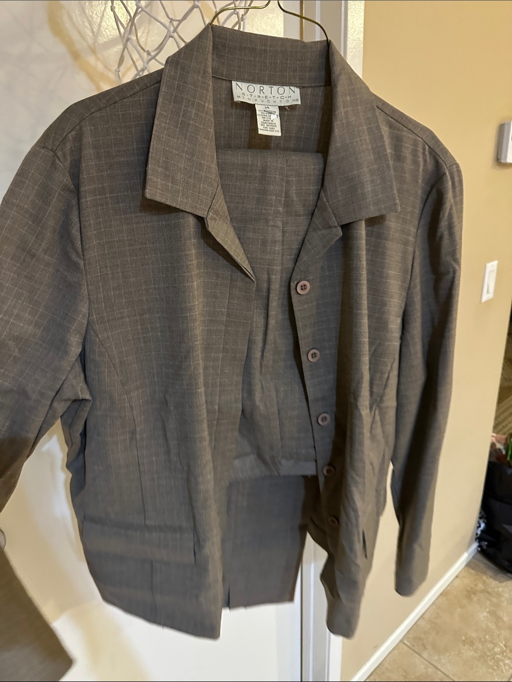 Women’s suit- jacket with tapered straight leg pants
